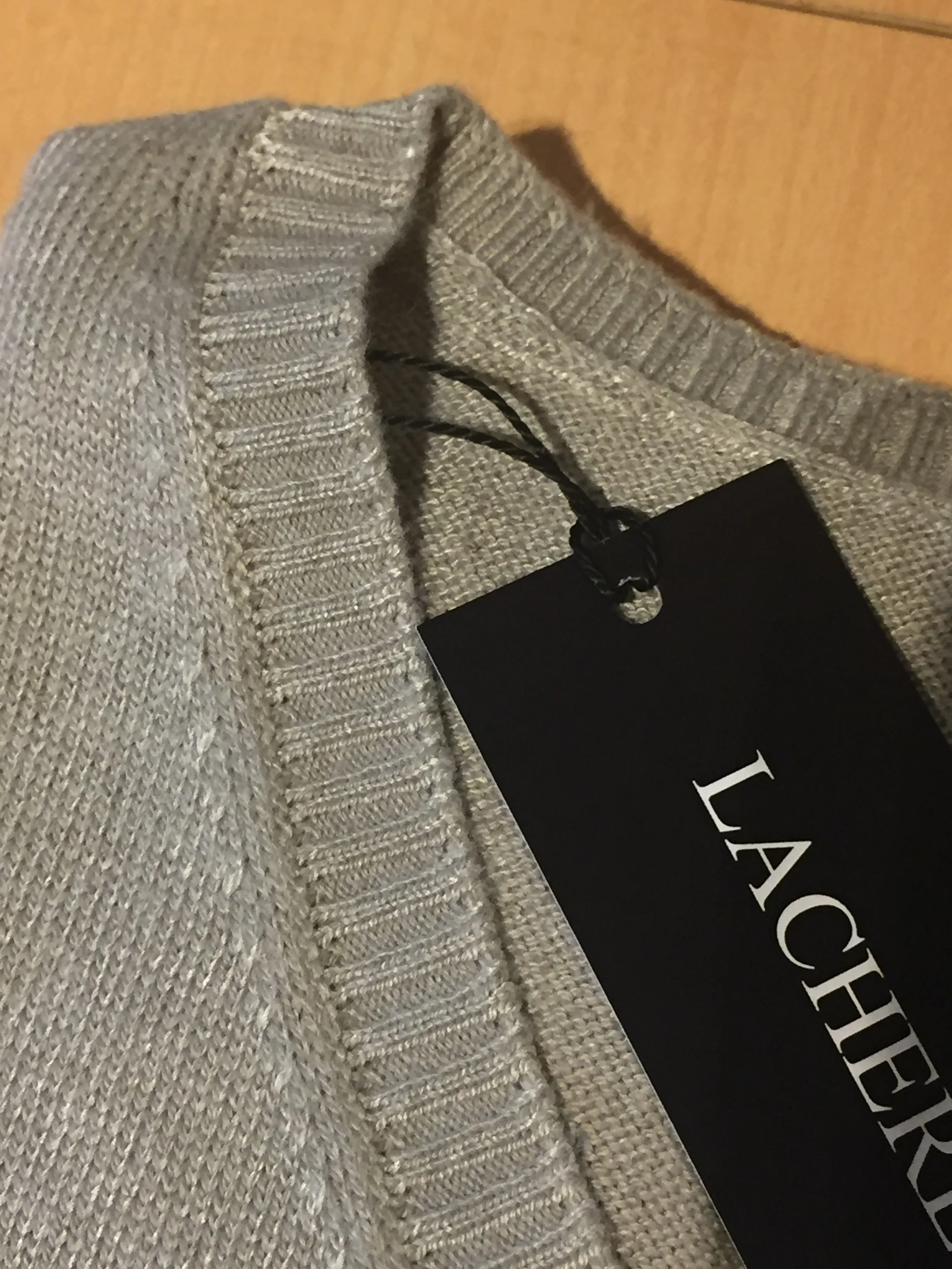 LACHERE Classic V-Neck Sweater